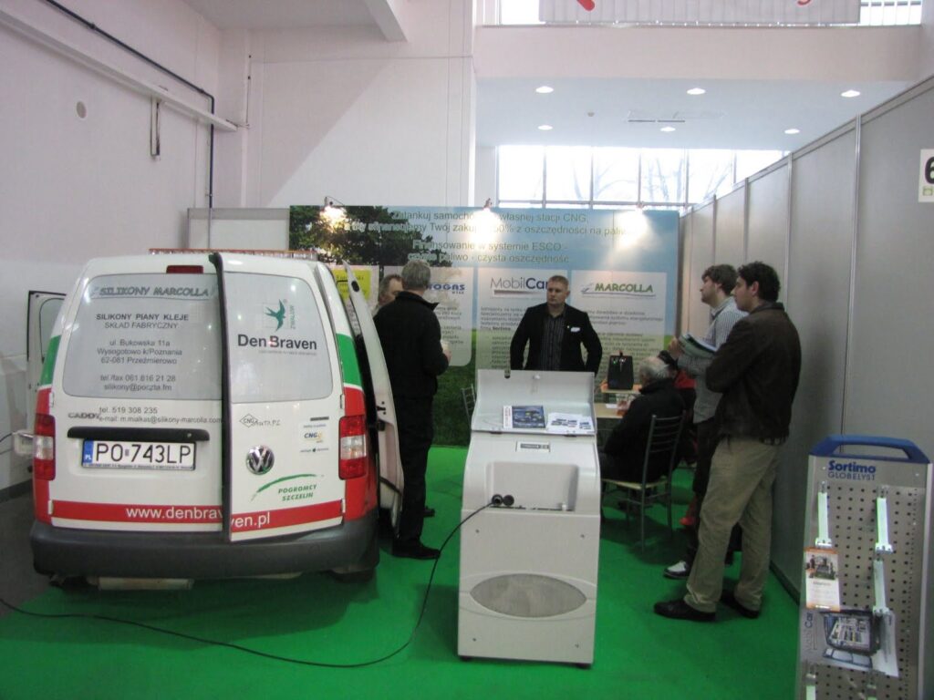 Stanowisko firmy Marcolla z VW Caddy EcoFuel i sprężarką Motor Jikov MJ05