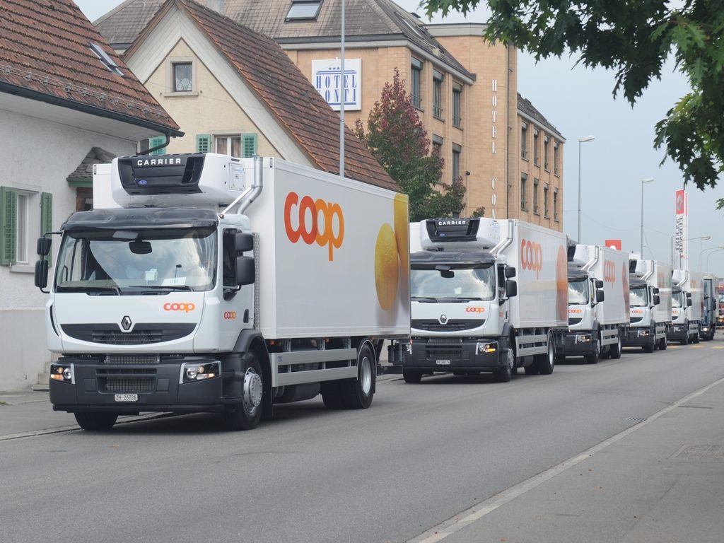 Bok Renault Premium Distribution CNG od strony cystern i podzespołów