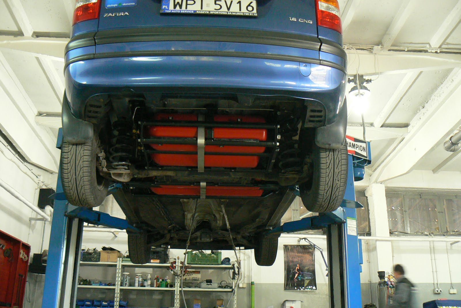 Samochód na gaz CNG na podnośniku w warsztacie