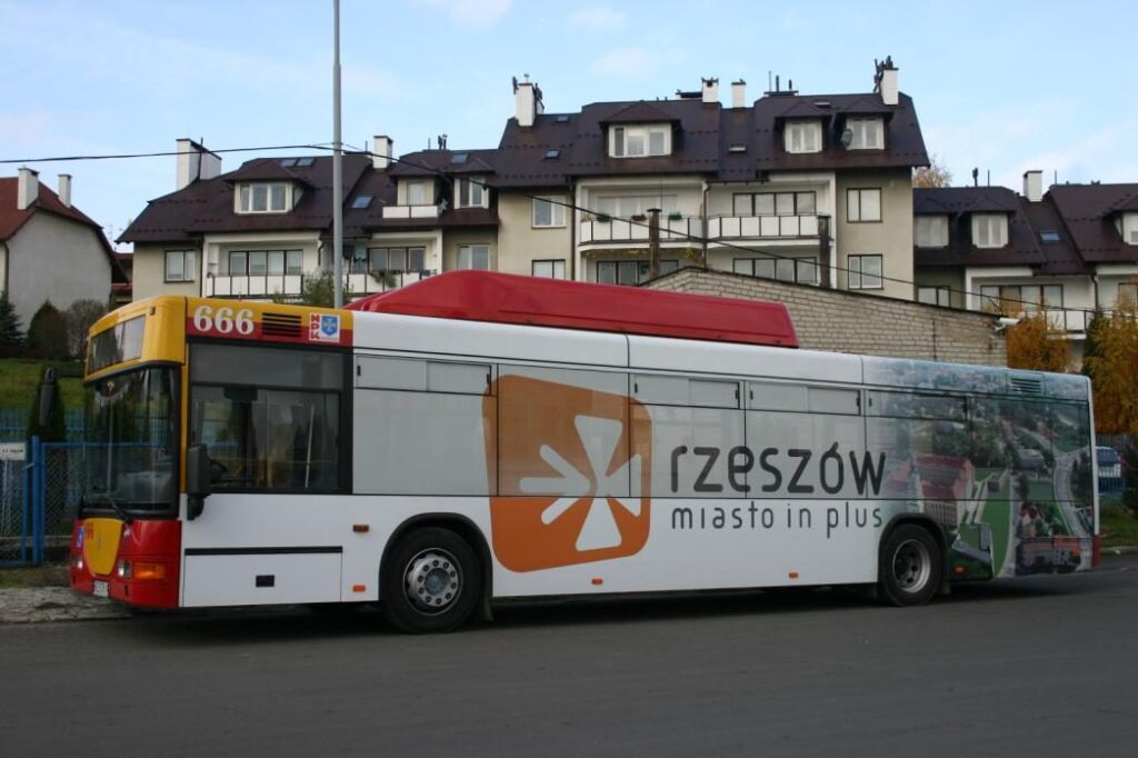 Autobus Jelcz białoszary pojazd CNG, flota autobusów na gaz w Rzeszowie