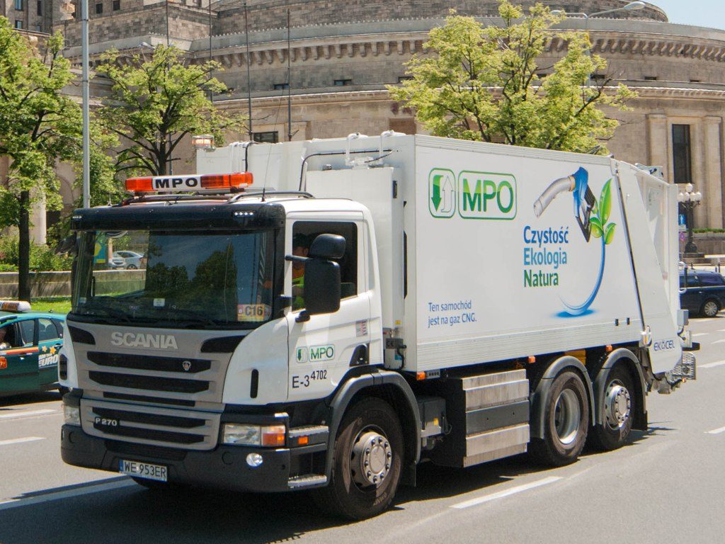 Scania P270 CNG dla MPO Warszawa - widok boczny z logo na boku pojazdu komunalnego