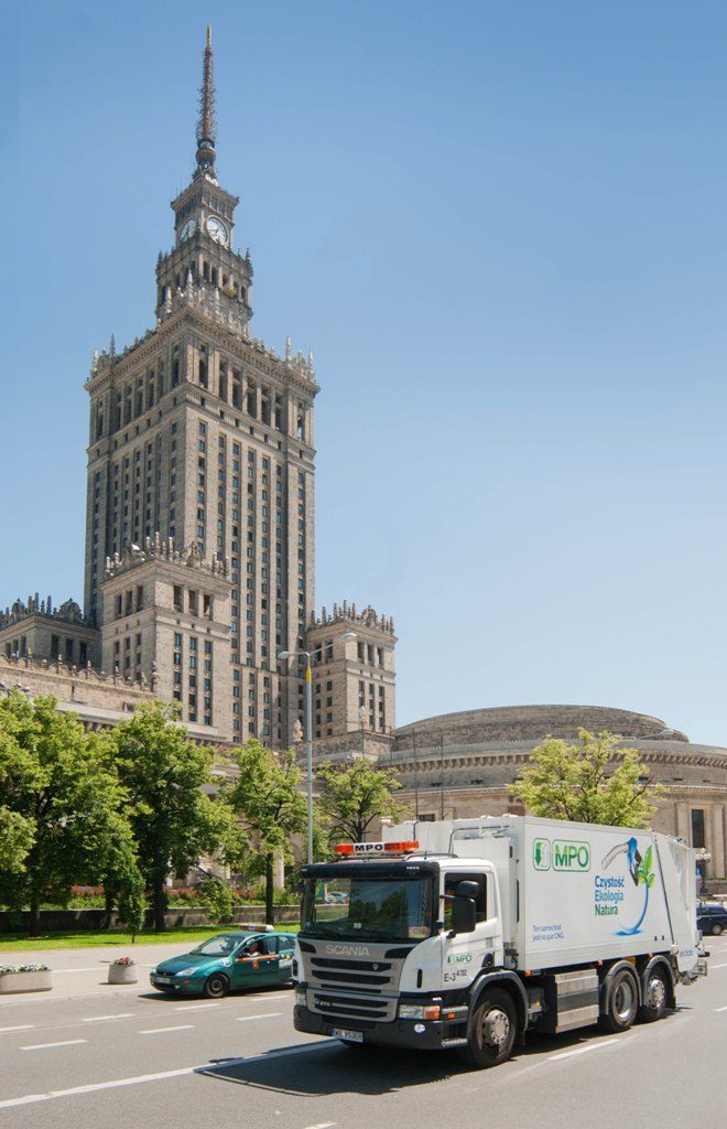 Ciężarówka Scania P270 CNG dla MPO Warszawa na tle Pałacu Kultury i Nauki w Warszawie