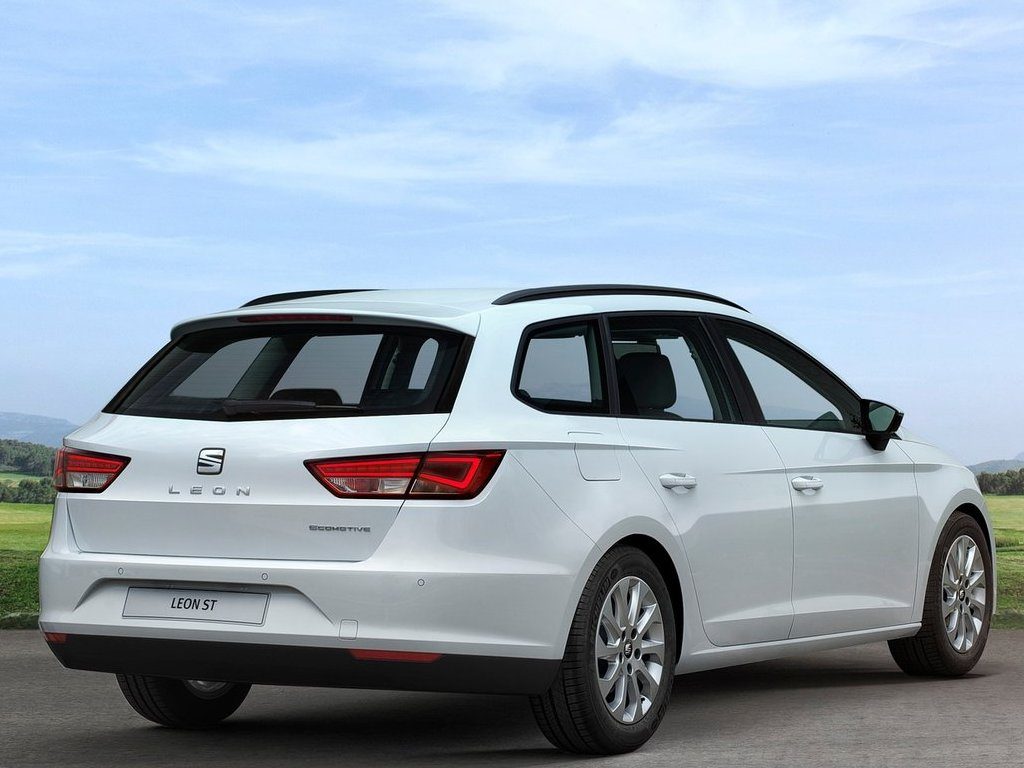 Tył Seat Leon ST kombi z lampami LED i logotypem modelu TGI