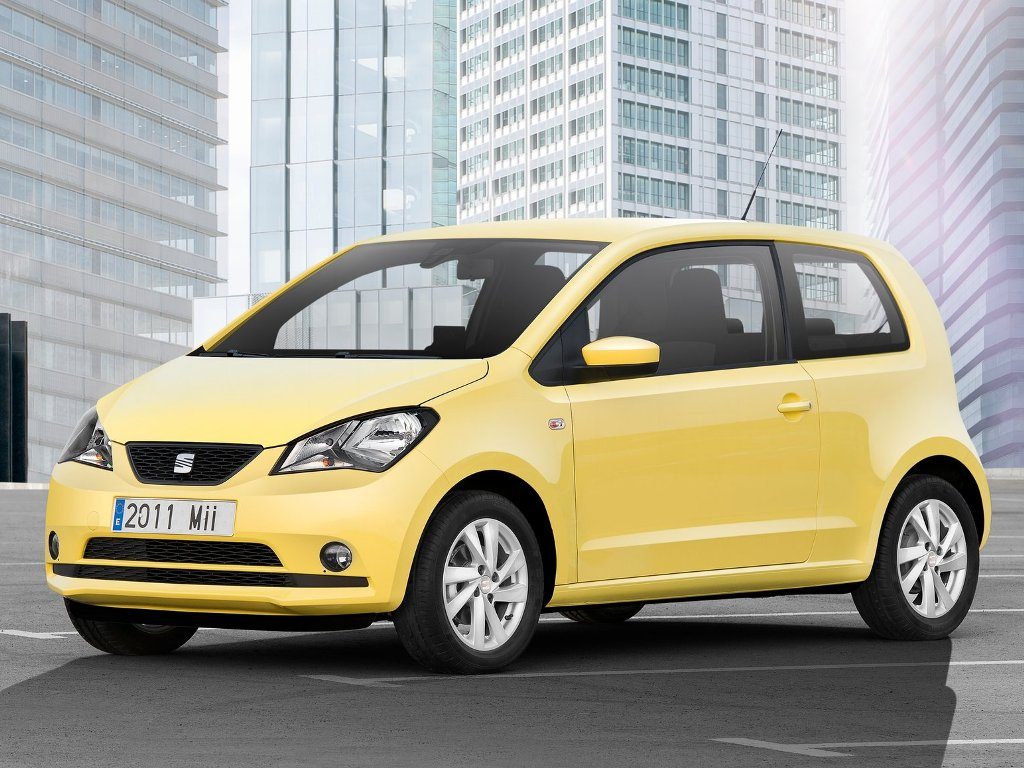 Seat Mii żółty z silnikiem CNG, widok z boku na parkingu