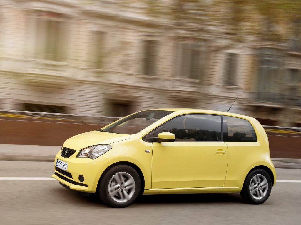 Seat Mii żółty z silnikiem CNG, widok od przodu w mieście