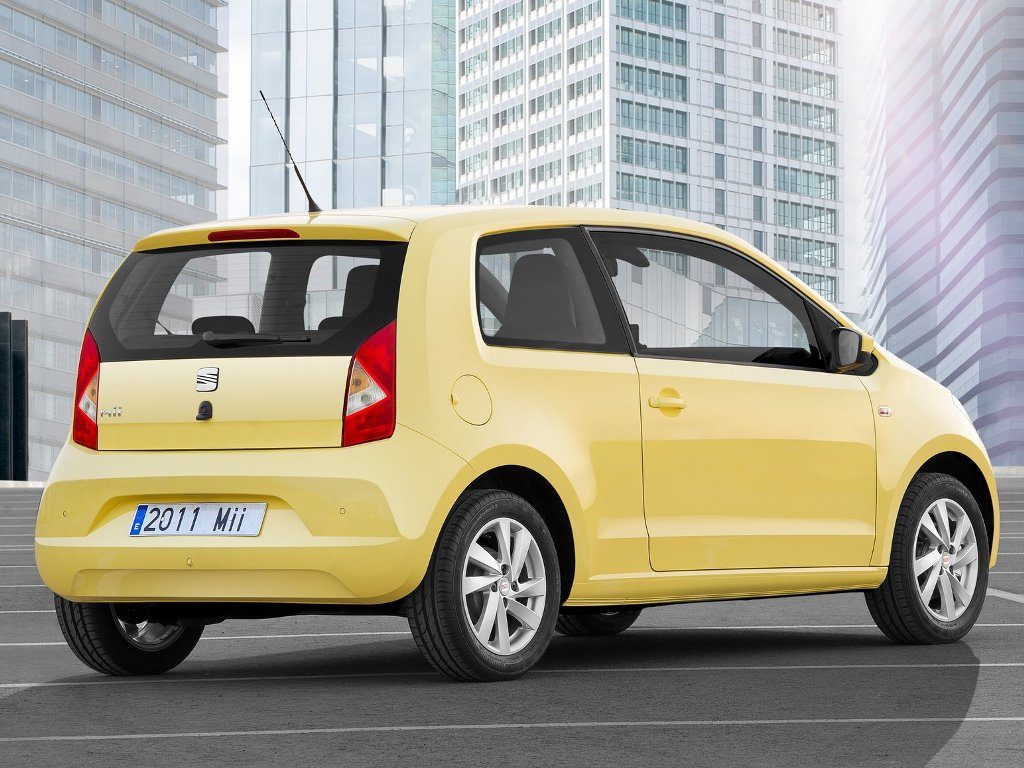 Seat Mii żółty z silnikiem CNG, widok od tyłu