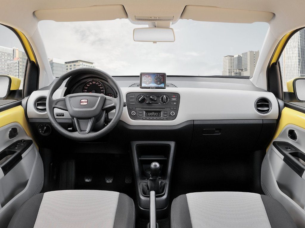 Seat Mii żółty z silnikiem CNG, wnętrze z kierownicą i kokpitem