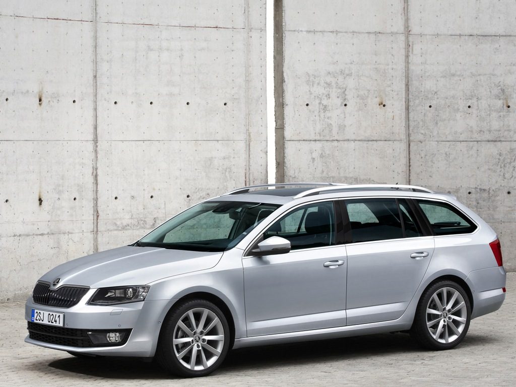 Srebrny Skoda Octavia G-TEC CNG na tle budynku z wymaganymi oknami