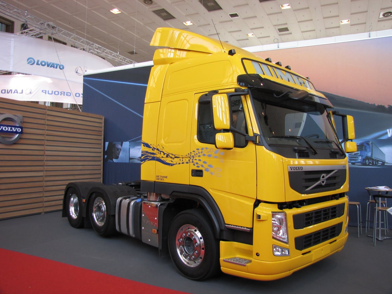 Żółty ciężarowy Volvo FL zasilany mieszanką metanu i oleju napędowego