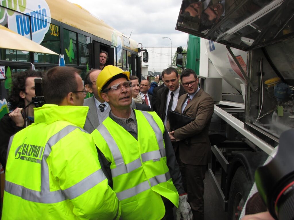 Uczestnicy imprezy zaglądają do wnętrza zbiornika gazu autobusu LNG
