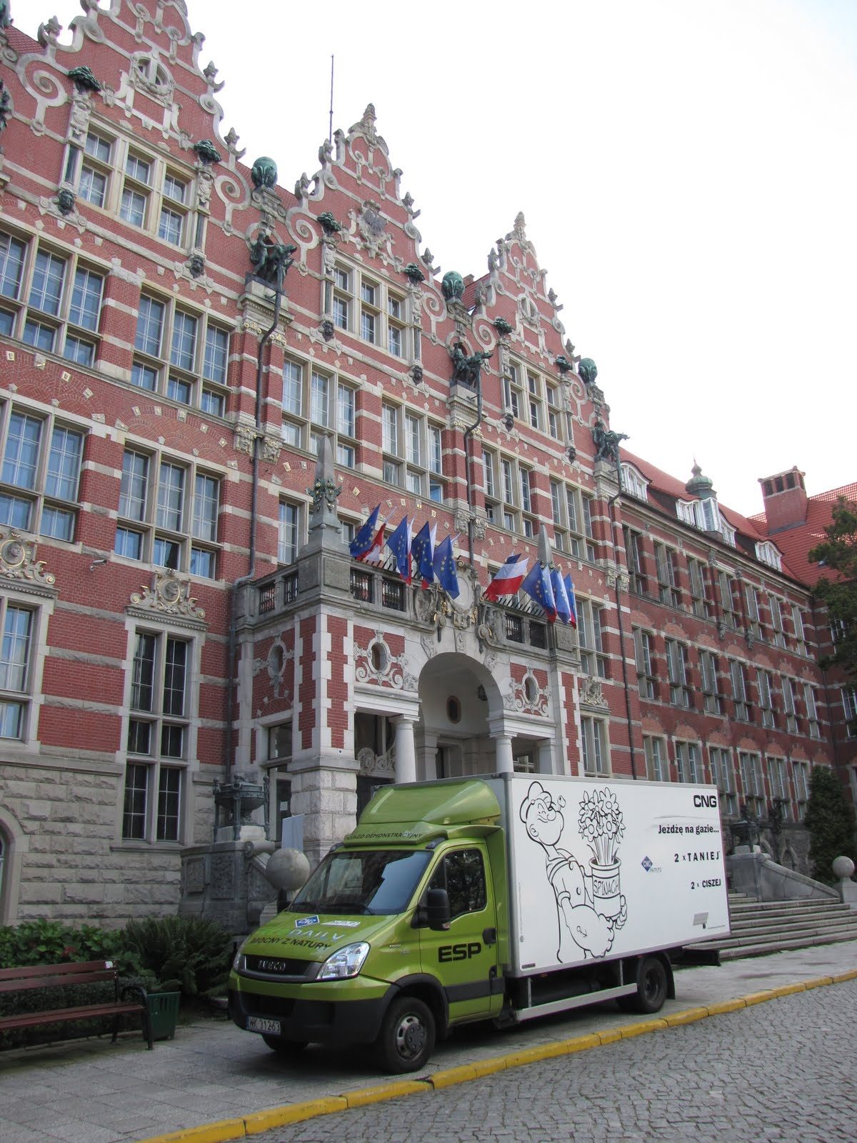 Samochody CNG wystawione przed Politechniką Gdańską na Erdgasfahrertag