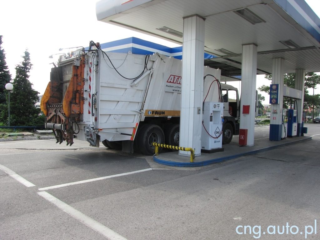 Stacja CNG w Radomiu z charakterystycznym logo zielonego diamentu
