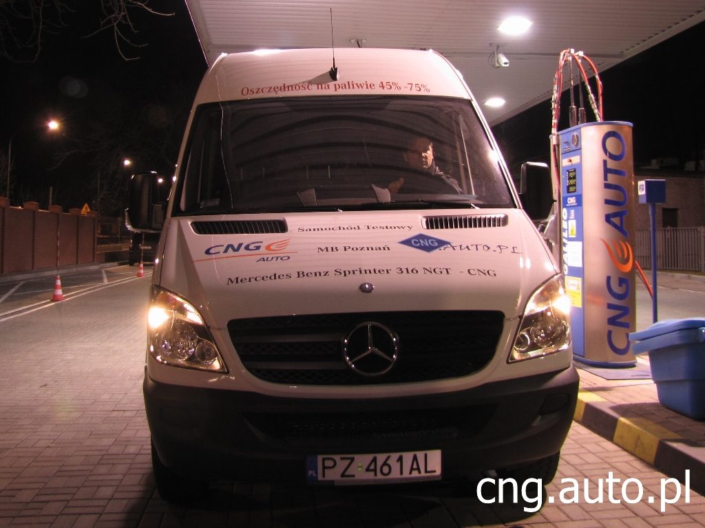 Mercedes-Benz Sprinter 316 NGT testowy na CNG tankujący na stacji CNG Auto nocą