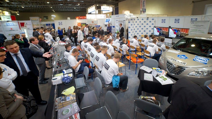 Warsztaty edukacyjne w Strefie Metanu na GasShow 2014 z uczestnikami w białych koszulkach
