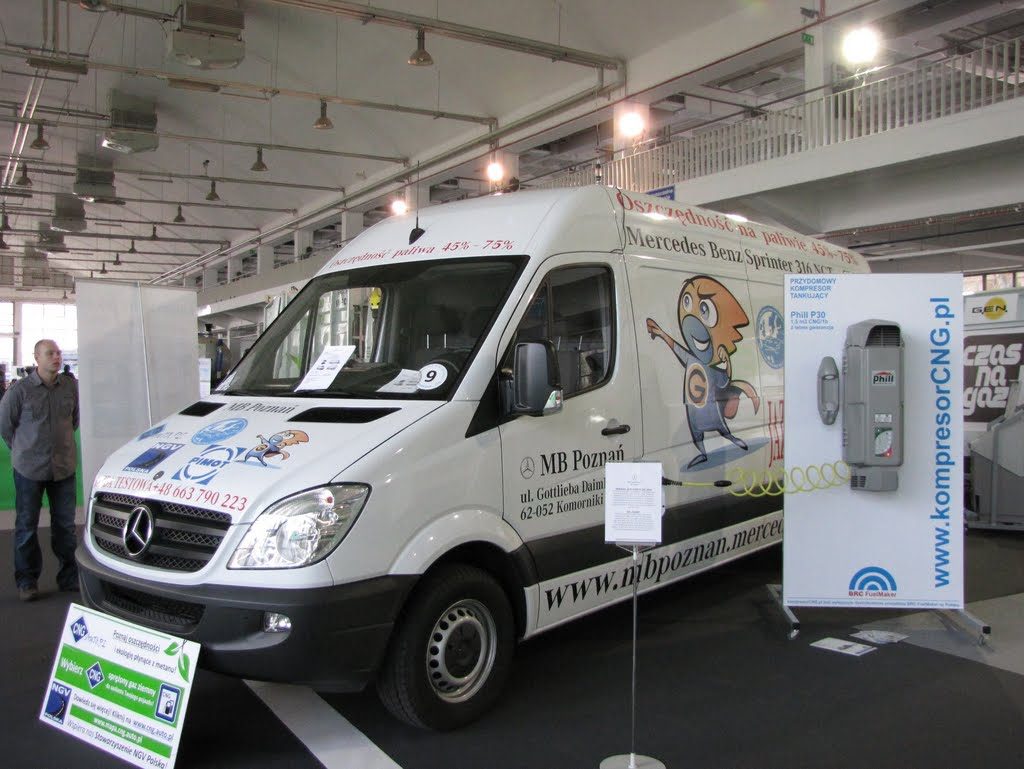 Mercedes Benz Sprinter NGT na ekspozycji wystawowej z personelem i urządzeniami