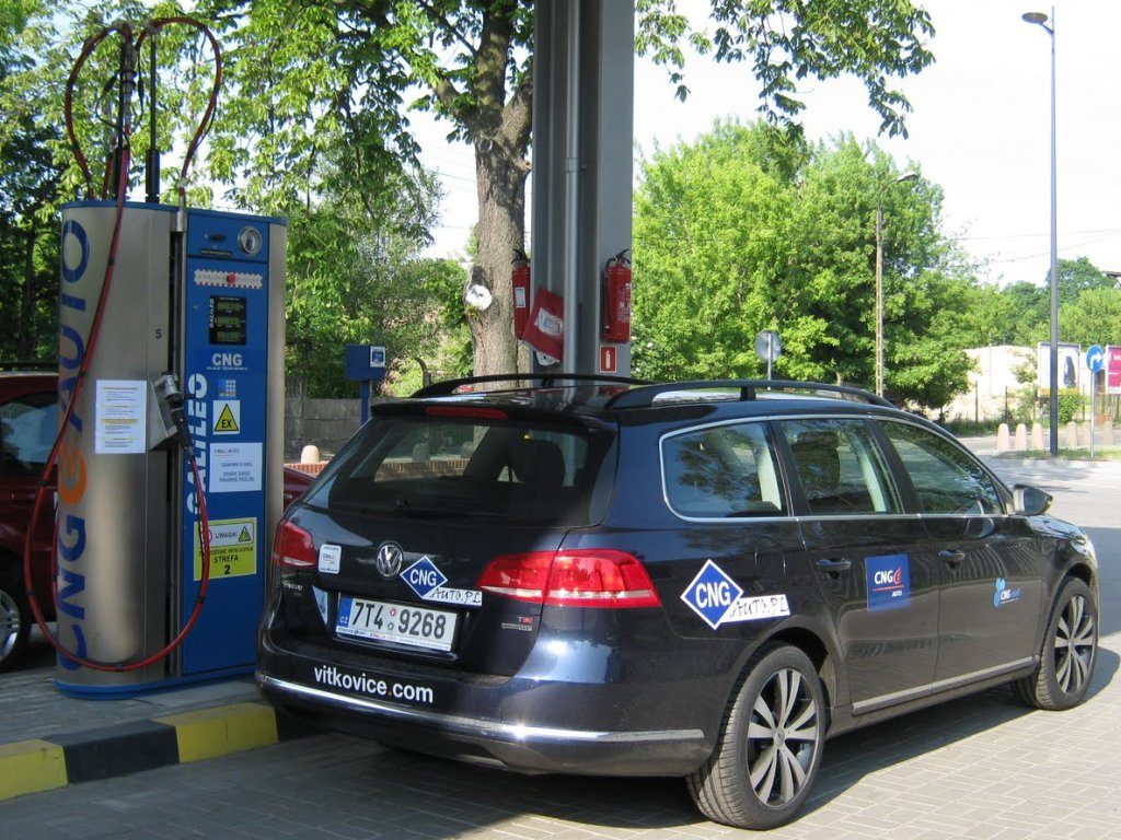 Volkswagen Passat z logiem CNG na stacji tankowania gazu w Vitkovicach