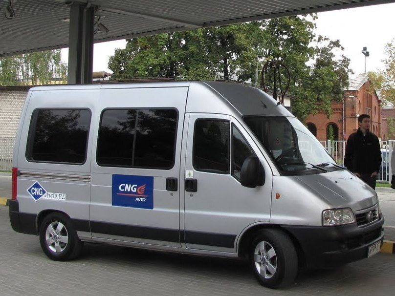 Fiat Ducato Natural Power zasilany gazem ziemnym CNG przy stacji tankowania