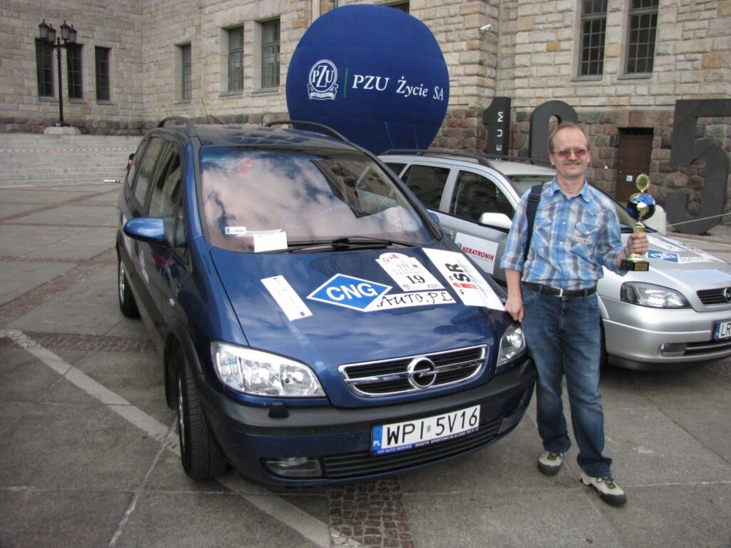 Opel Zafira A CNG w niebieskim kolorze ze znakami CNG na szybzie