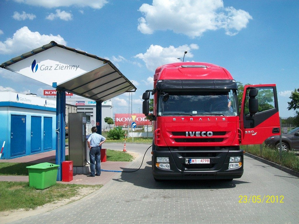 Iveco Stralis 330 Natural Power zasilany CNG na stacji gazowej