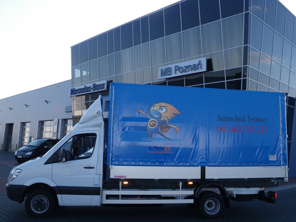 Mercedes Sprinter 516 NGT zasilany gazem CNG w białym kolorze