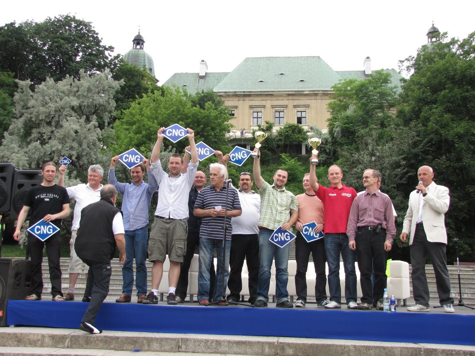 Uczestnicy VIII Supertestu Ekonomii 2011 z pucharami zwycięzców