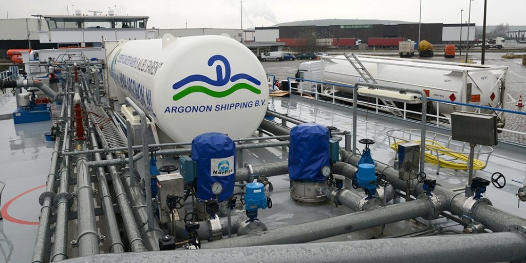 Statek zasilany LNG w porcie Antwerpia podczas tankowania