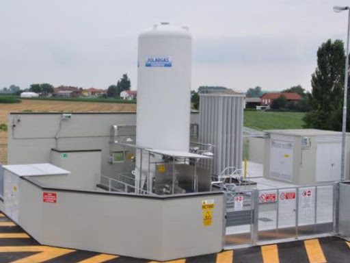 Stacja tankowania LNG we Włoszech - biały zbiornik i rurociągi