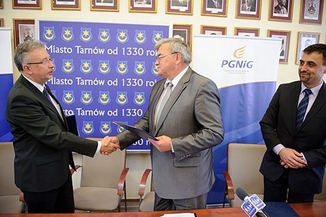Prezydent Tarnowa Ryszard Ścigała podpisuje umowę na śmieciarkę CNG