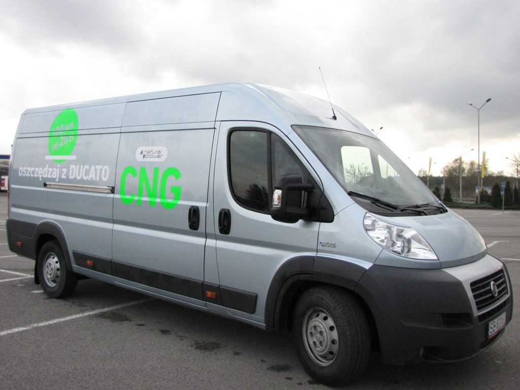 Fiat Ducato Natural Power zasilany gazem ziemnym CNG na parkingu