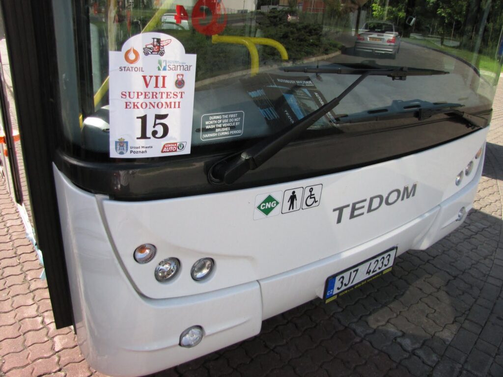 Żółta ciężarówka Iveco Stralis CNG marki Venlo tankowana na ośnieżonej stacji CNG Aardgas w Holandii