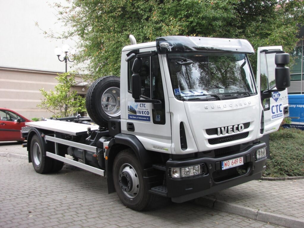 Iveco ciężarówka z hakiem holowniczym CTC, biała z logo CNG