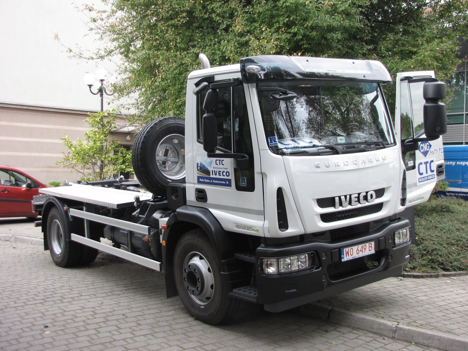 Iveco ciężarówka z hakiem holowniczym CTC, biała z logo CNG