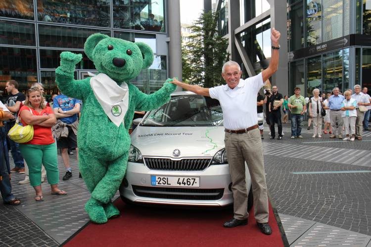 Skoda CitiGo CNG podczas promocji Record Tour w Berlinie na tle budynku