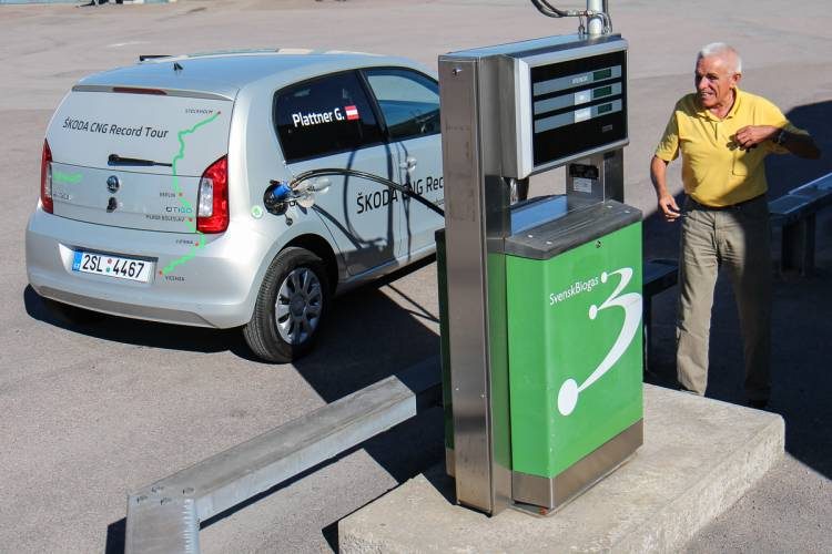 Skoda CitiGo CNG tankuje przy stacji Skoda Bogota podczas Record Tour w Szwecji