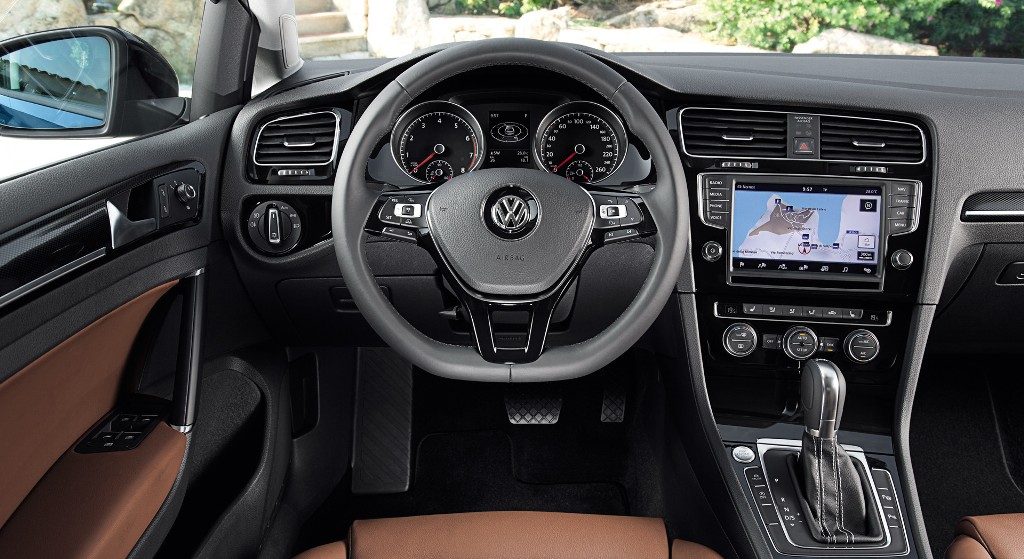 VW Golf 7 CNG wnętrze kokpitu kierownica wyświetlacz