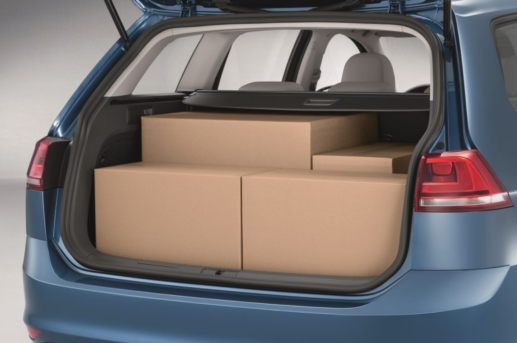 Wnętrze Volkswagena Golfa 7 Variant z otwartym bagażnikiem, pokazujące pojemność załadunkową