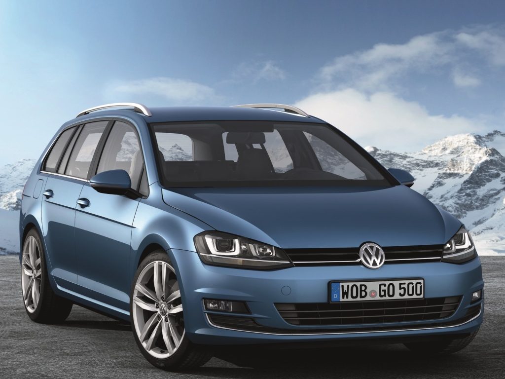 Volkswagen Golf 7 Variant CNG w zaśnieżonym krajobrazie