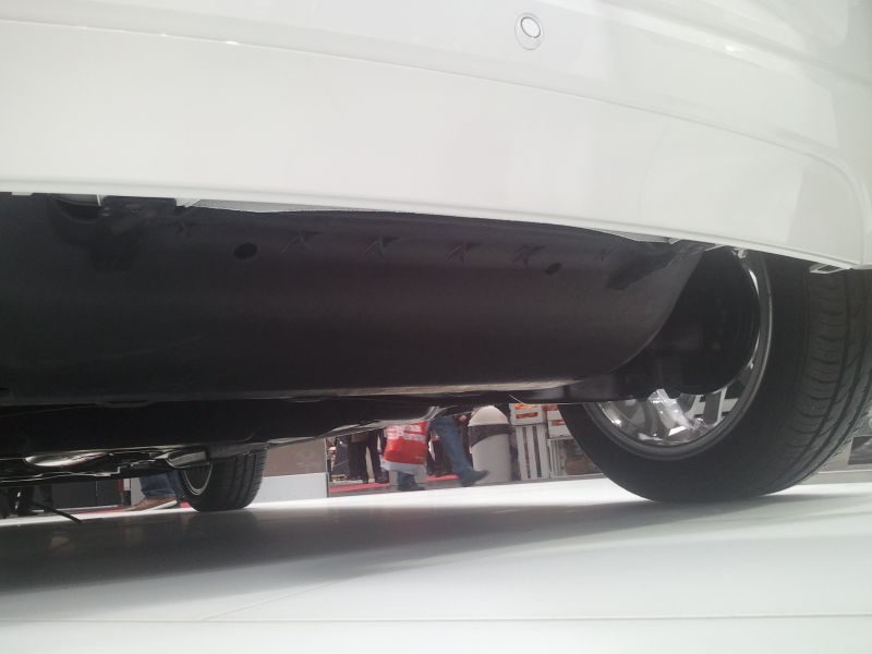 Dolna część podwozia VW Up z widokiem na zbiornik paliwa CNG