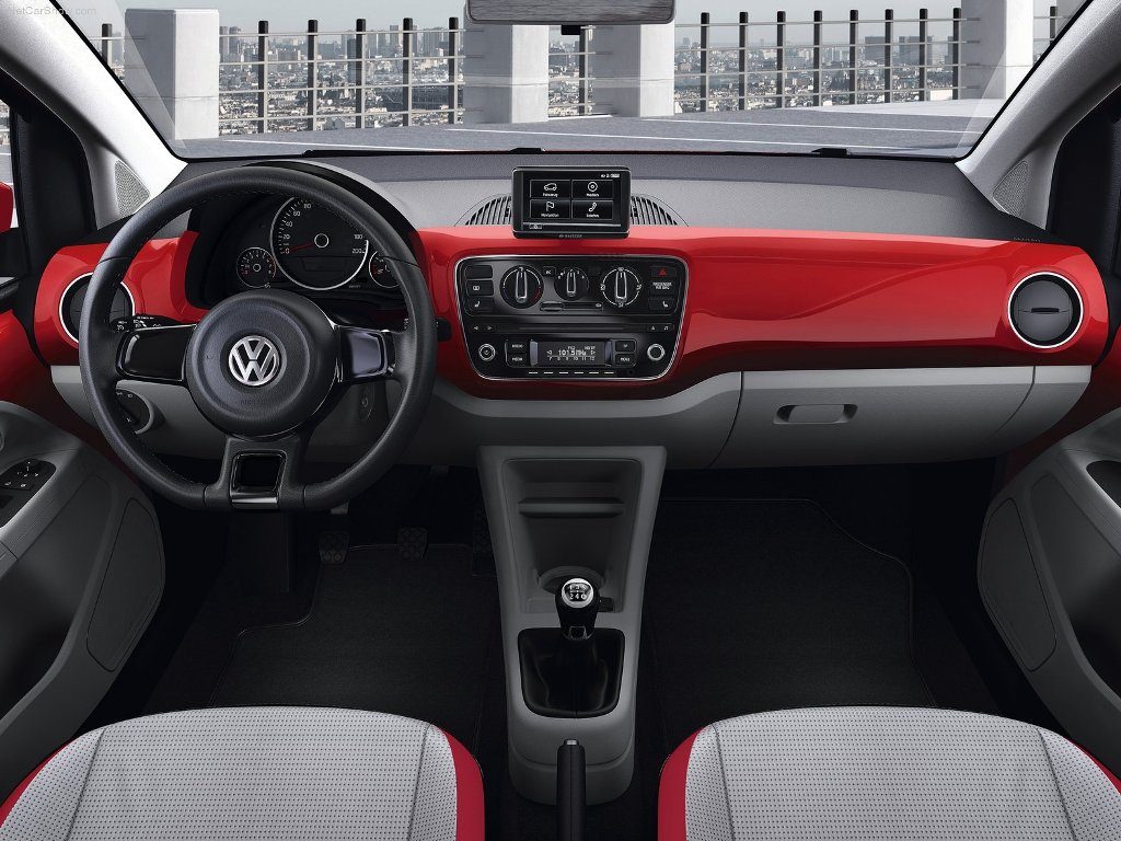 Wnętrze Volkswagena up! EcoFuel z kierownicą i pulpitem, kokpit z widokiem na panoramę