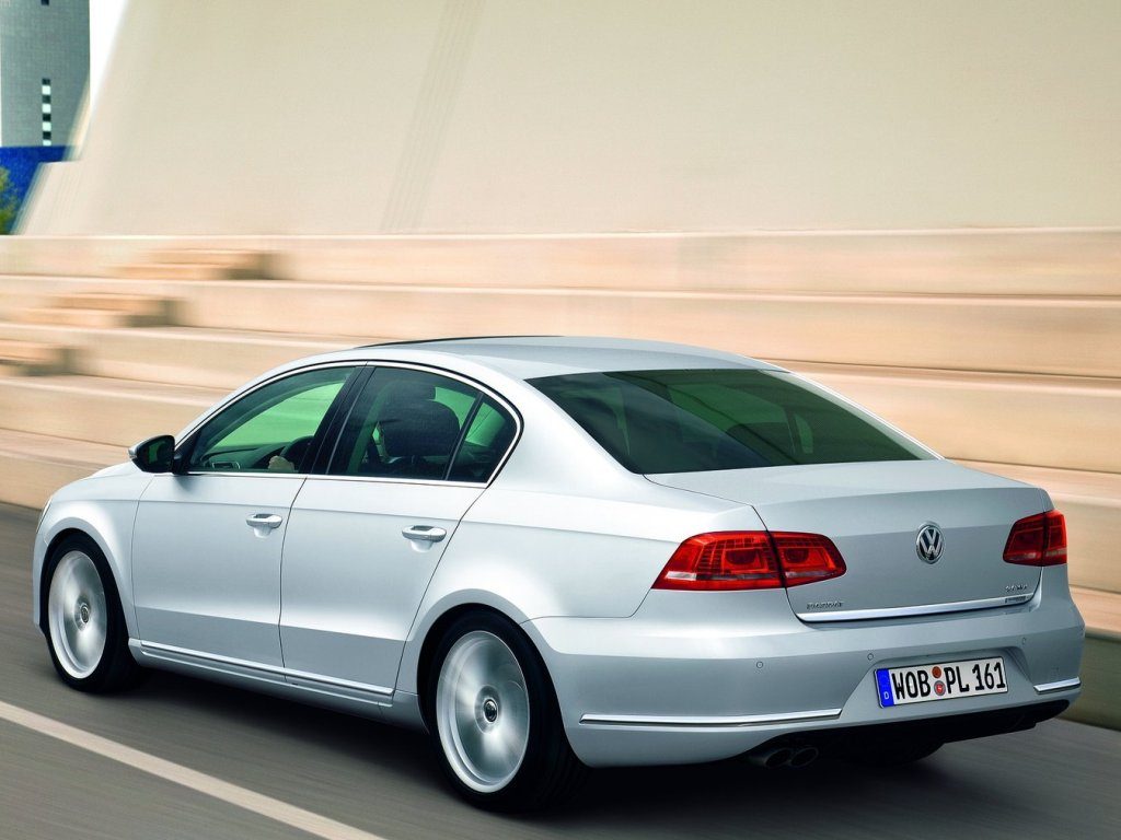 Srebrny Volkswagen Passat 2011 w ruchu na drodze, widok z tyłu z tablicą rejestracyjną WOB PL 161