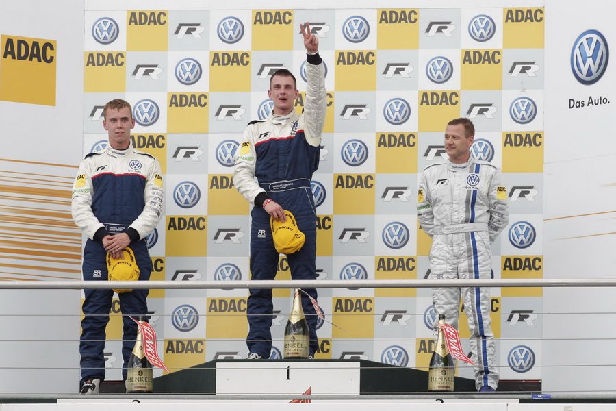 Mateusz Lisowski na podium wyścigu Scirocco CNG Cup 2011