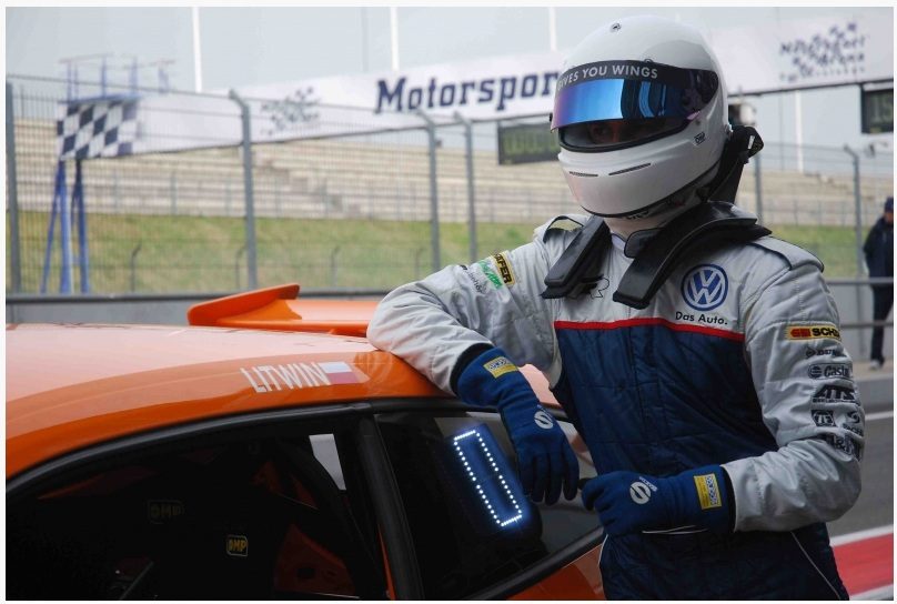 Volkswagen Scirocco numer 21 zasilany CNG na torze Hockenheim podczas wyścigów