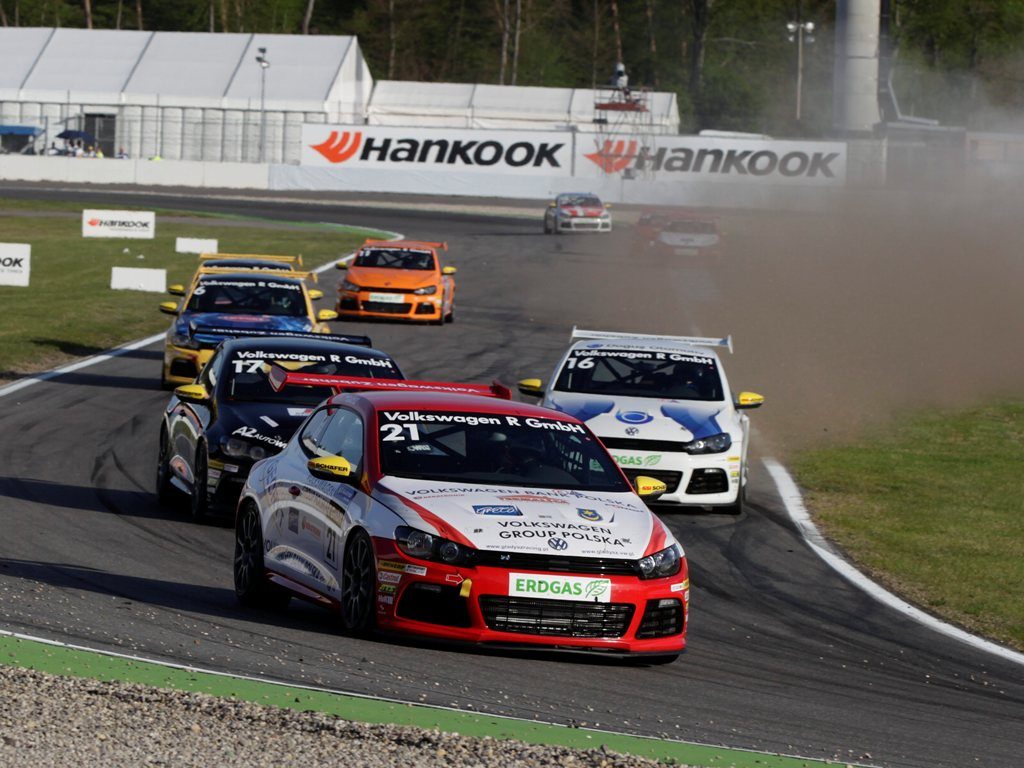 Volkswagen Scirocco na gaz ziemny na torze wyścigowym Nurburgring z banderą szachownicą