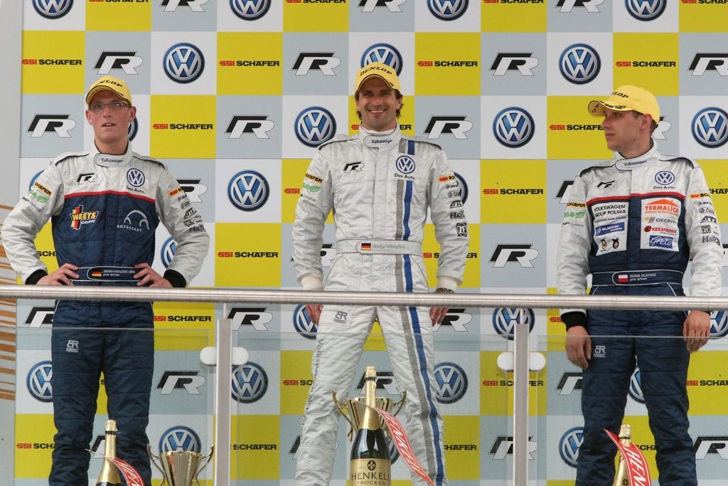 Kierowca Gładysz na podium zwycięzcy wyścigu Scirocco Cup Lausitzring