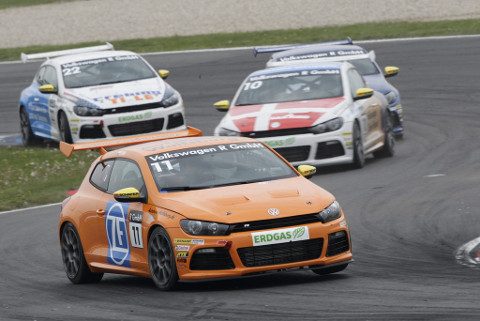 Trzy Volkswageny Scirocco Cup na torze Lausitzring podczas konkurencji