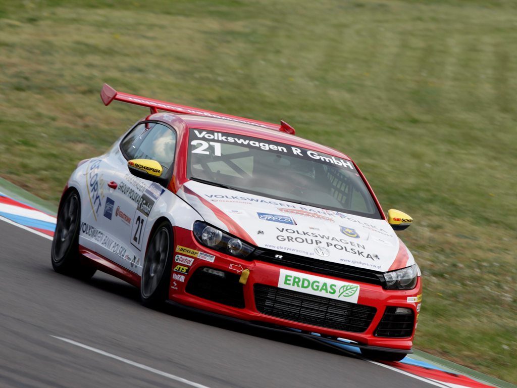Volkswagen Scirocco CNG wyścigowy na torze Brands Hatch podczas konkurencji