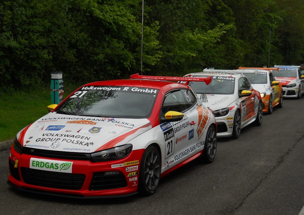 Czerwono-biały Volkswagen Scirocco Cup podczas wyścigu na Brands Hatch