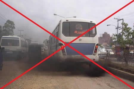 Zdjęcie autobusu w gęstym smogu ulicznym przekreślone czerwonym znakiem zakazu, symbol ograniczeń dla pojazdów spalinowych