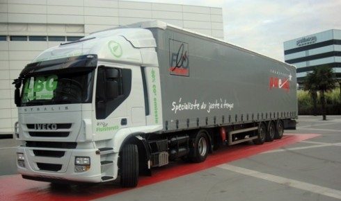 Ciężarówka Iveco Stralis LNG z naczepą FloS Spécialiste du yaourt à boire zaparkowana na czerwonym dywanie targowym