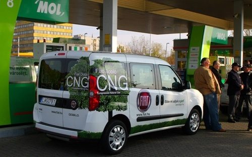 Fiat Doblo CNG na stacji w Budapeszcie, otwarcie pierwszej stacji CNG na Węgrzech